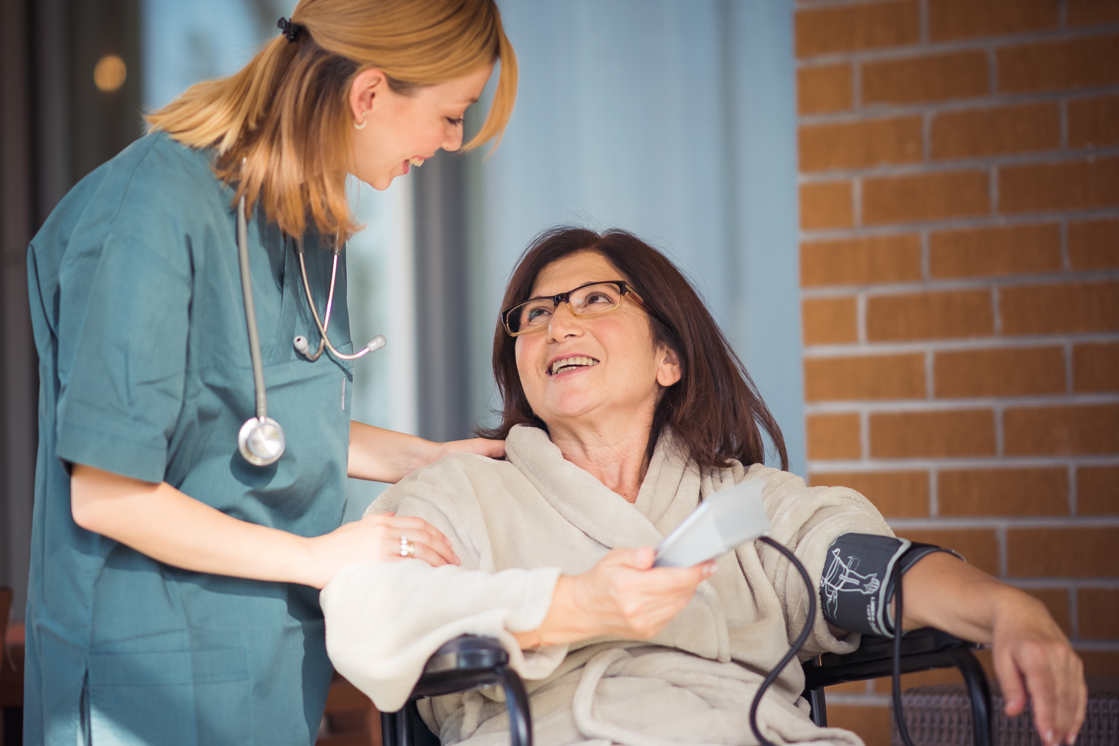nurse providing care for elderly patient to show reasons why care at home services make a difference